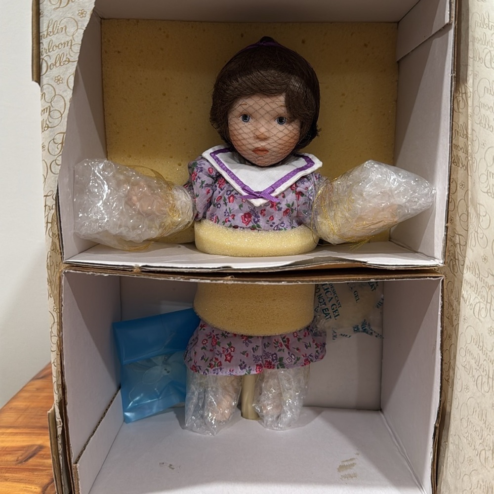NIB Vtg Franklin Mint Heirloom Dolls Days Of The Week Doll "Tuesday's Child"